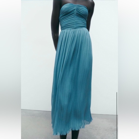 Zara Dresses & Skirts - Blue Zara midi dress!!